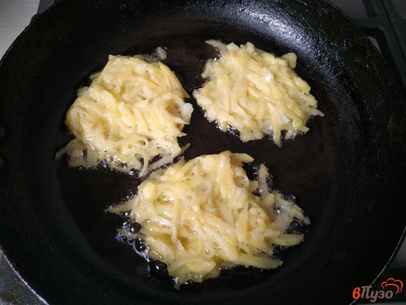 Фото приготовление рецепта: Картофельные драники без яиц и муки шаг №4