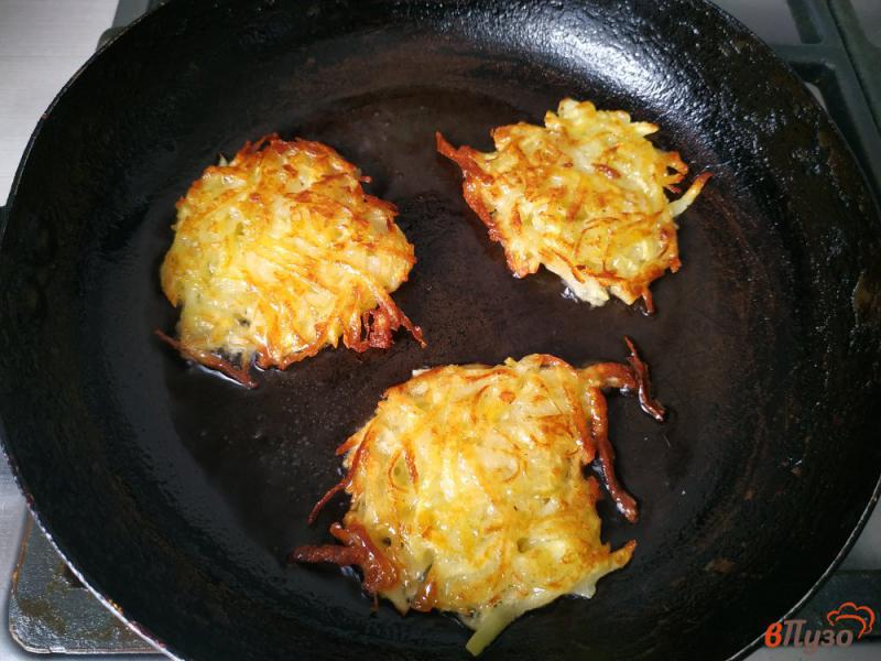 Фото приготовление рецепта: Картофельные драники без яиц и муки шаг №5