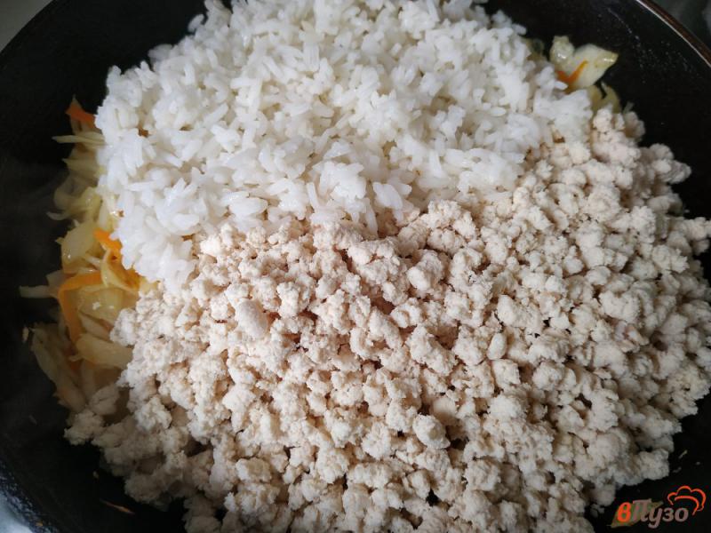 Фото приготовление рецепта: Тушёная капуста с мясом и рисом шаг №6