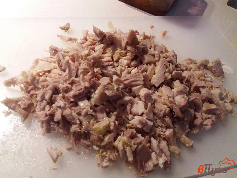 Фото приготовление рецепта: Горячие бутерброды с отварной курицей и маринованными огурцами шаг №2