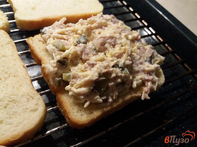 Фото приготовление рецепта: Горячие бутерброды с отварной курицей и маринованными огурцами шаг №5