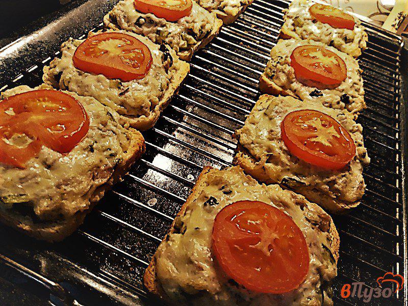 Фото приготовление рецепта: Горячие бутерброды с отварной курицей и маринованными огурцами шаг №6