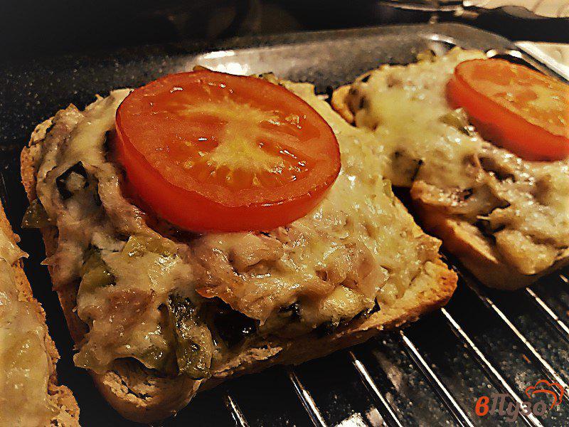 Фото приготовление рецепта: Горячие бутерброды с отварной курицей и маринованными огурцами шаг №7
