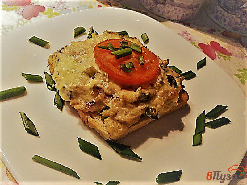 Фото приготовление рецепта: Горячие бутерброды с отварной курицей и маринованными огурцами шаг №8
