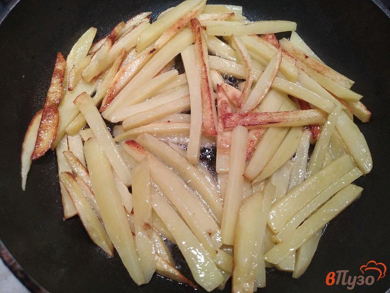 Фото приготовление рецепта: Жареный картофель соломкой шаг №2