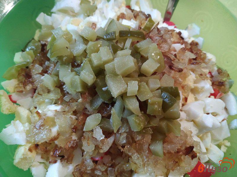Фото приготовление рецепта: Салат с крабовыми палочками и рисом шаг №6