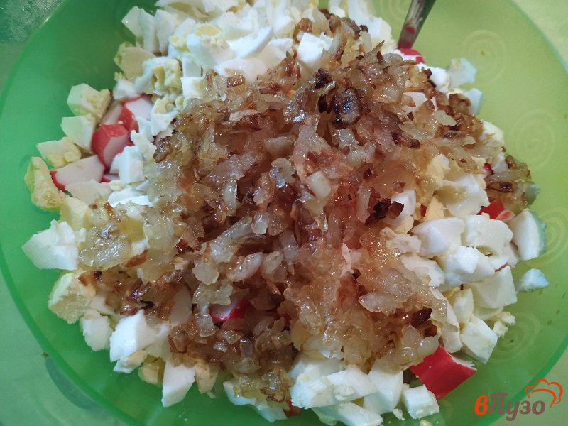 Фото приготовление рецепта: Салат с крабовыми палочками и рисом шаг №5