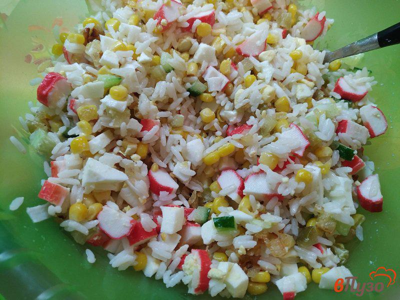 Фото приготовление рецепта: Салат с крабовыми палочками и рисом шаг №8