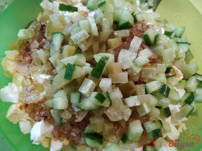 Фото приготовление рецепта: Салат с крабовыми палочками и рисом шаг №7