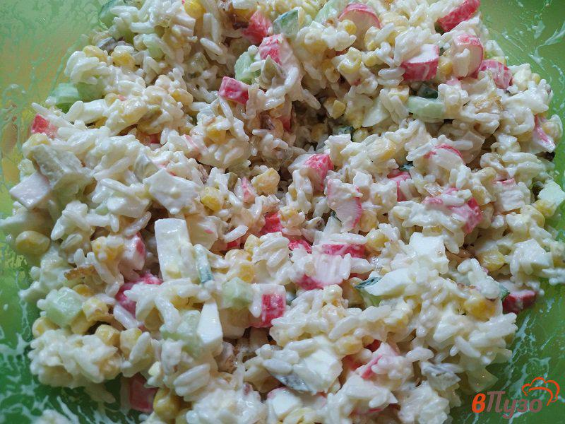 Фото приготовление рецепта: Салат с крабовыми палочками и рисом шаг №10