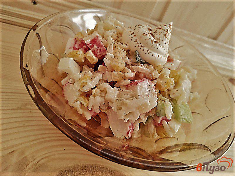 Фото приготовление рецепта: Салат с крабовыми палочками и рисом шаг №11