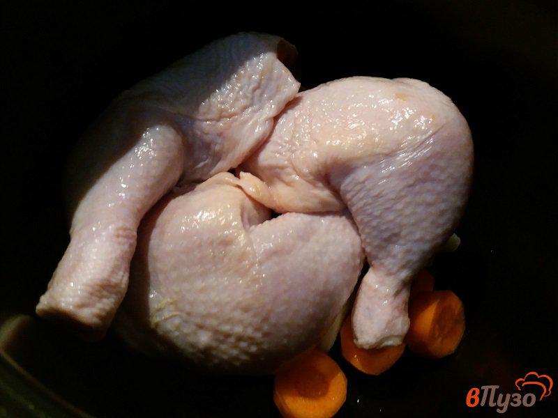 Фото приготовление рецепта: Куриный бульон с домашней лапшой шаг №2