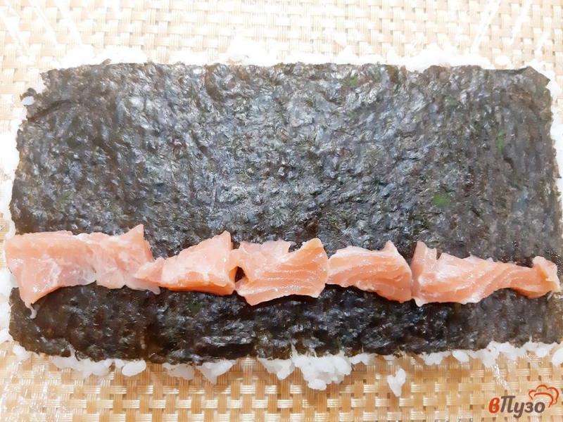 Фото приготовление рецепта: Суши с соленой семгой шаг №4