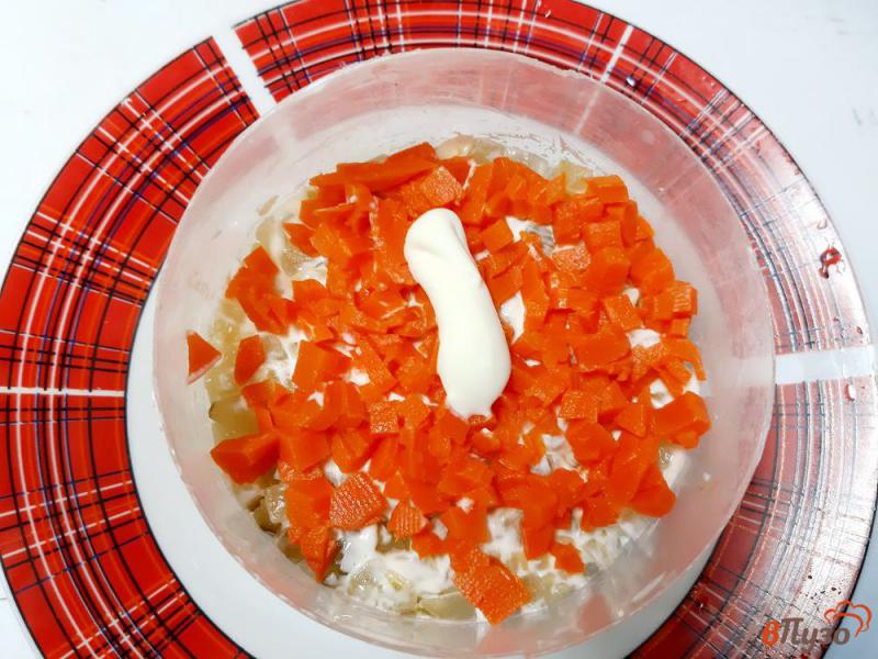 Фото приготовление рецепта: Салат с креветками и зеленым горошком шаг №4