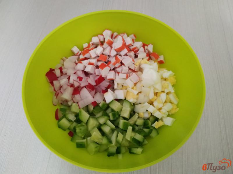 Фото приготовление рецепта: Крабовый салат шаг №4