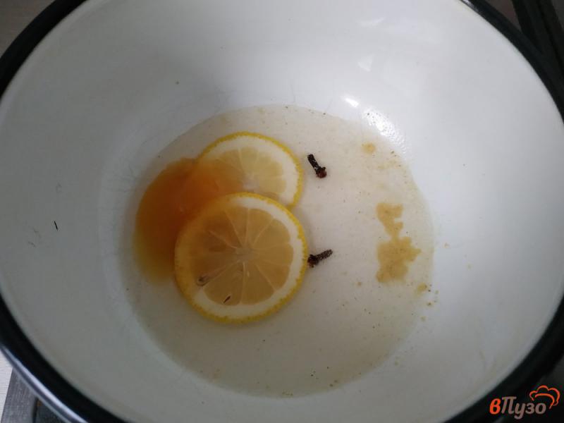 Фото приготовление рецепта: Глинтвейн с лимоном и имбирём шаг №2