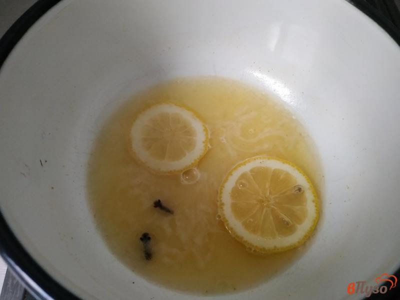 Фото приготовление рецепта: Глинтвейн с лимоном и имбирём шаг №3