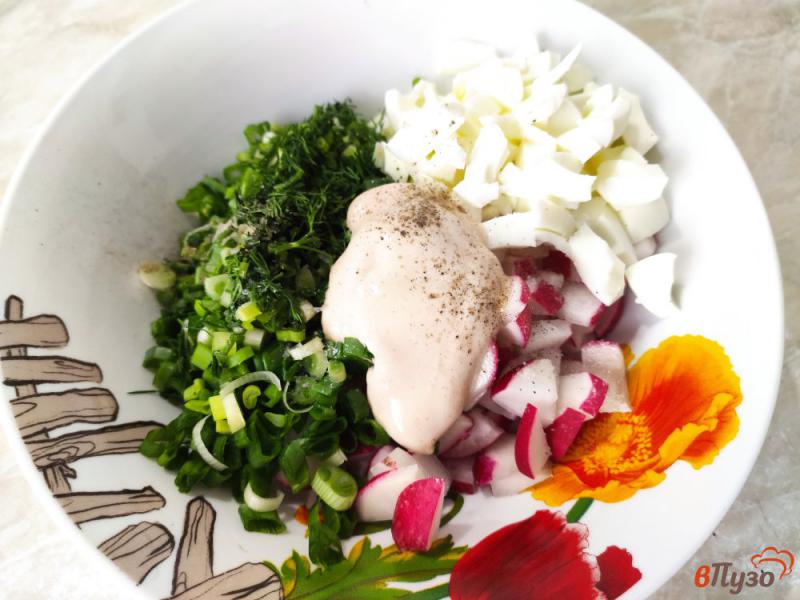 Фото приготовление рецепта: Салат из редиски со сметаной шаг №5