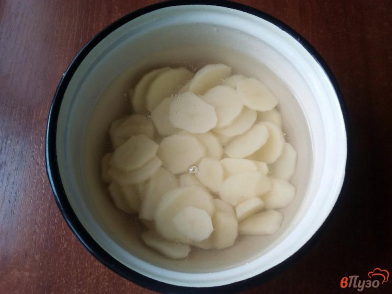 Фото приготовление рецепта: Картофельная запеканка с курицей и грибами шаг №1