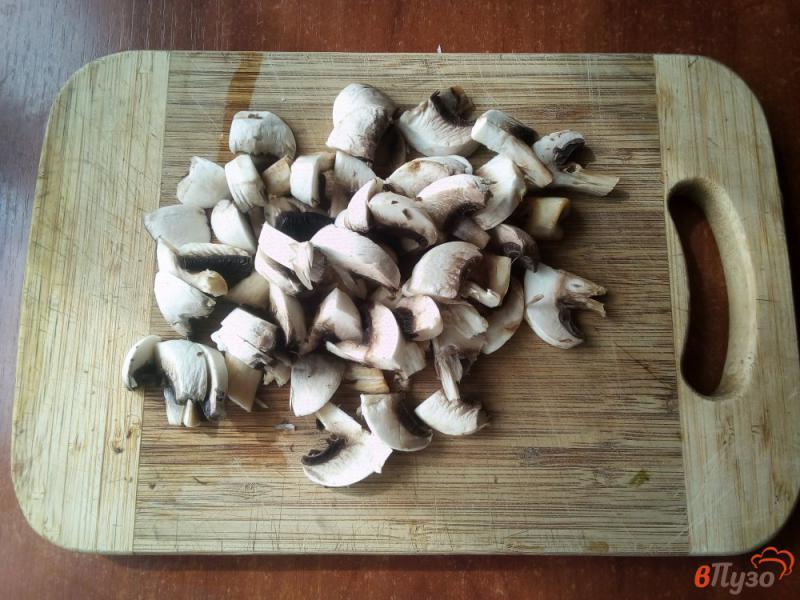Фото приготовление рецепта: Картофельная запеканка с курицей и грибами шаг №2