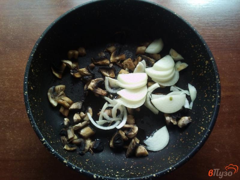 Фото приготовление рецепта: Картофельная запеканка с курицей и грибами шаг №4