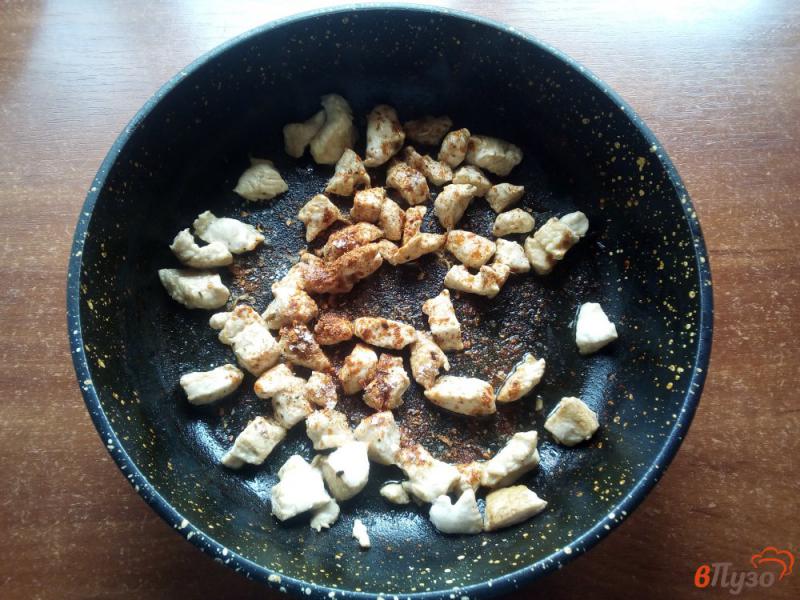 Фото приготовление рецепта: Картофельная запеканка с курицей и грибами шаг №6