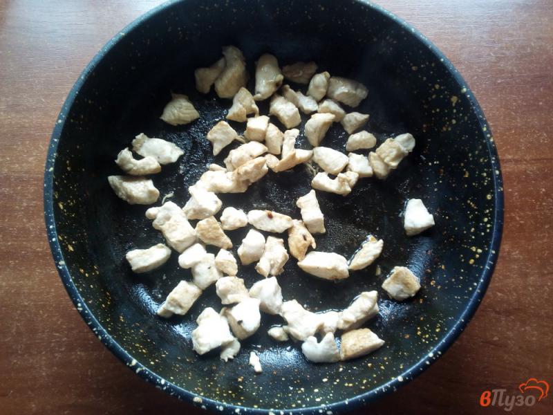 Фото приготовление рецепта: Картофельная запеканка с курицей и грибами шаг №5