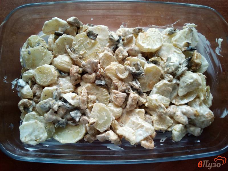 Фото приготовление рецепта: Картофельная запеканка с курицей и грибами шаг №8