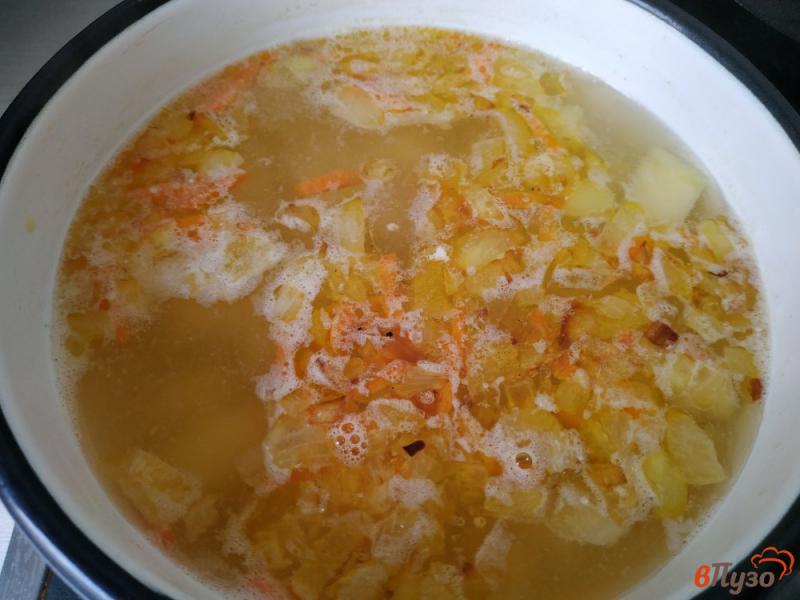 Фото приготовление рецепта: Картофельный суп на рыбном бульоне шаг №4