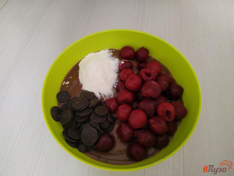 Фото приготовление рецепта: Шоколадный брауни с вишней и шоколадом шаг №5