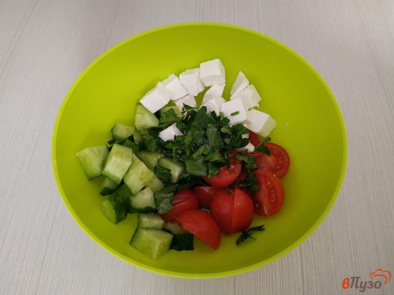 Фото приготовление рецепта: Овощной салат с сыром фета шаг №6