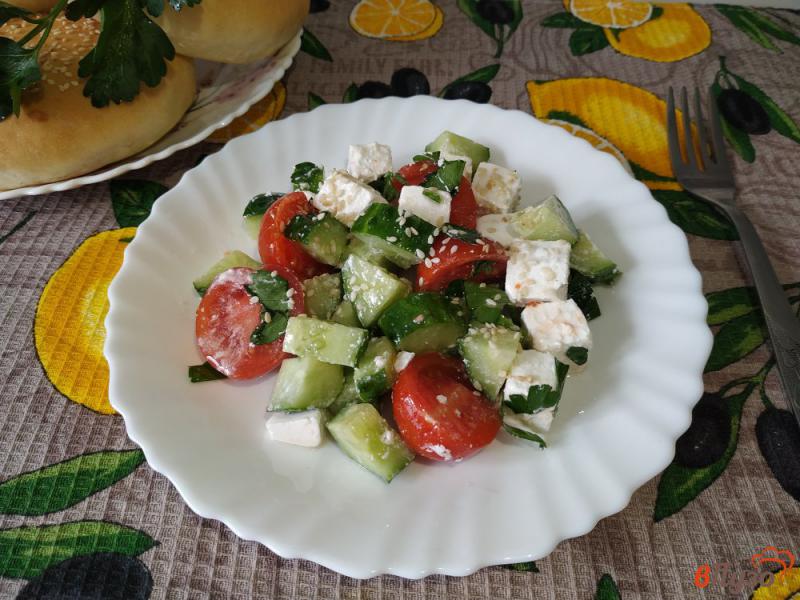 Фото приготовление рецепта: Овощной салат с сыром фета шаг №7