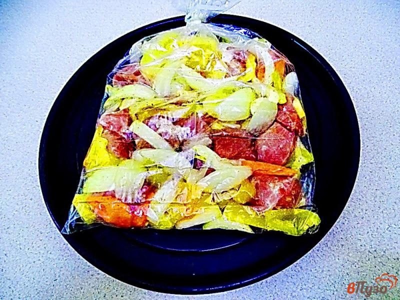 Фото приготовление рецепта: Свинина тушеная с овощами в рукаве для запекания шаг №7