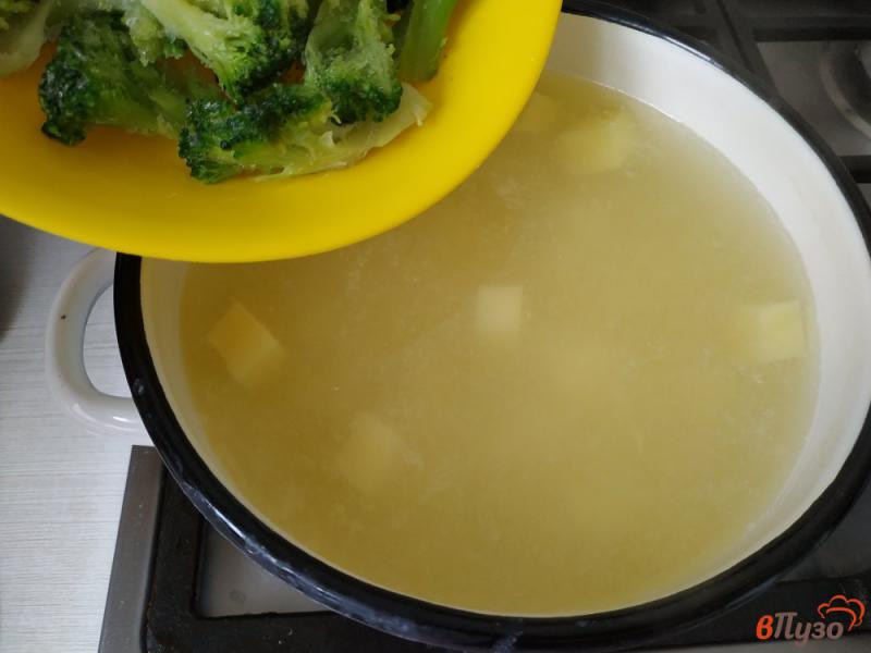Фото приготовление рецепта: Суп овощной на курином бульоне шаг №4