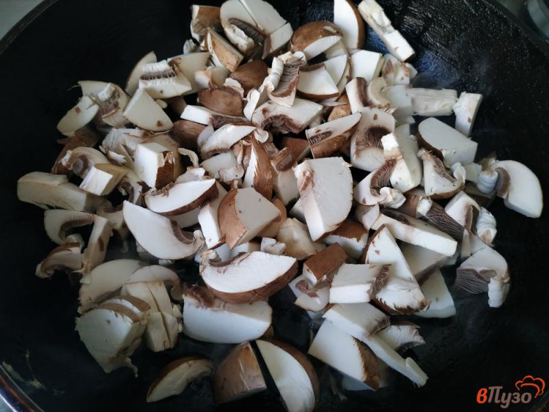 Фото приготовление рецепта: Тушеная печень с грибами шаг №2