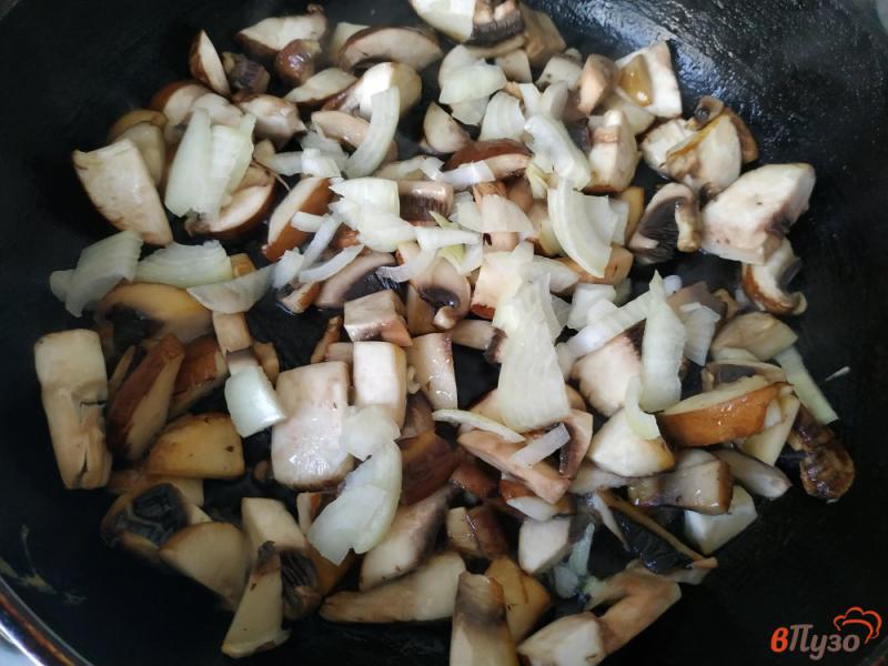 Фото приготовление рецепта: Тушеная печень с грибами шаг №4