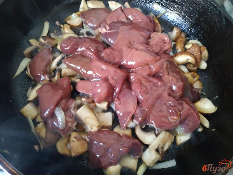 Фото приготовление рецепта: Тушеная печень с грибами шаг №6