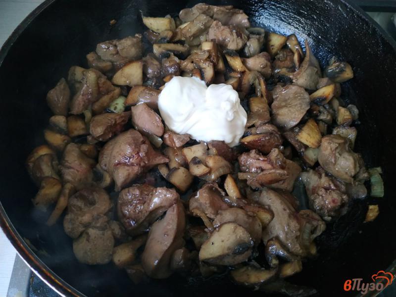 Фото приготовление рецепта: Тушеная печень с грибами шаг №8