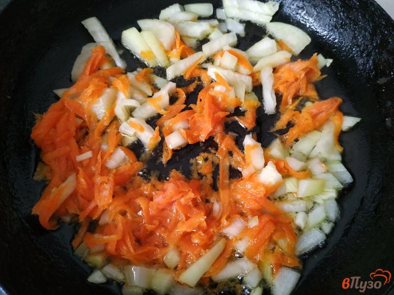 Фото приготовление рецепта: Картошка тушёная с квашеными огурцами шаг №3