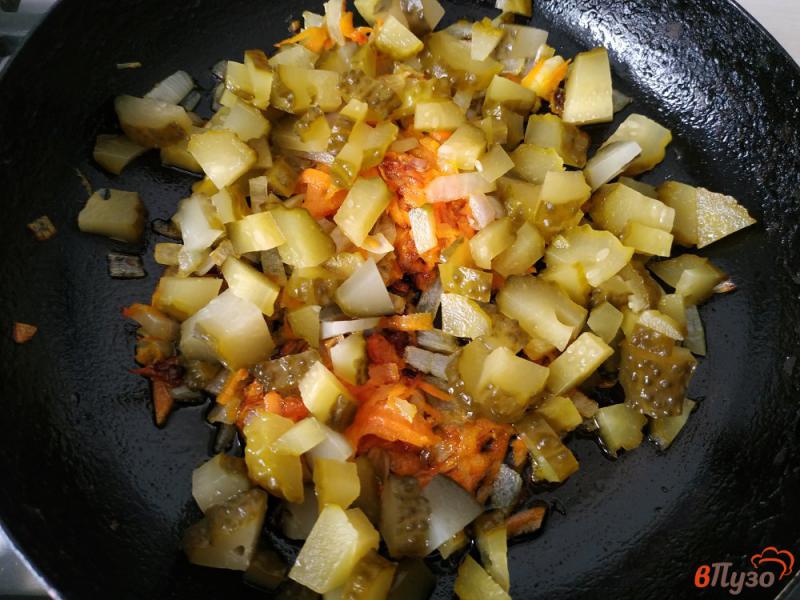 Фото приготовление рецепта: Картошка тушёная с квашеными огурцами шаг №5