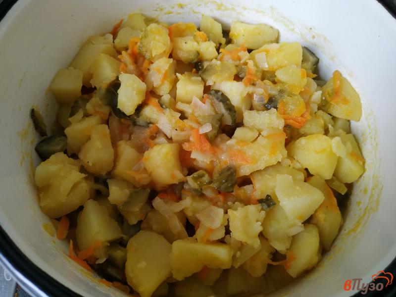 Фото приготовление рецепта: Картошка тушёная с квашеными огурцами шаг №8