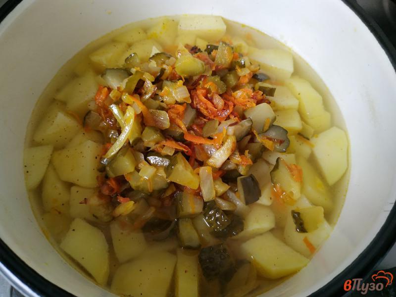 Фото приготовление рецепта: Картошка тушёная с квашеными огурцами шаг №7