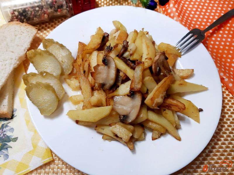 Фото приготовление рецепта: Картошка жареная с шампиньонами шаг №6