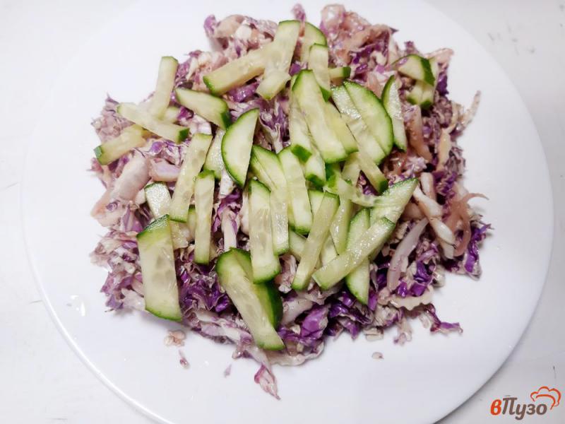 Фото приготовление рецепта: Салат из пекинской капусты с черри и сухариками шаг №5
