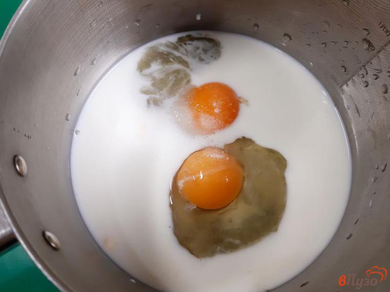Фото приготовление рецепта: Блинчики на молоке с повидлом шаг №2