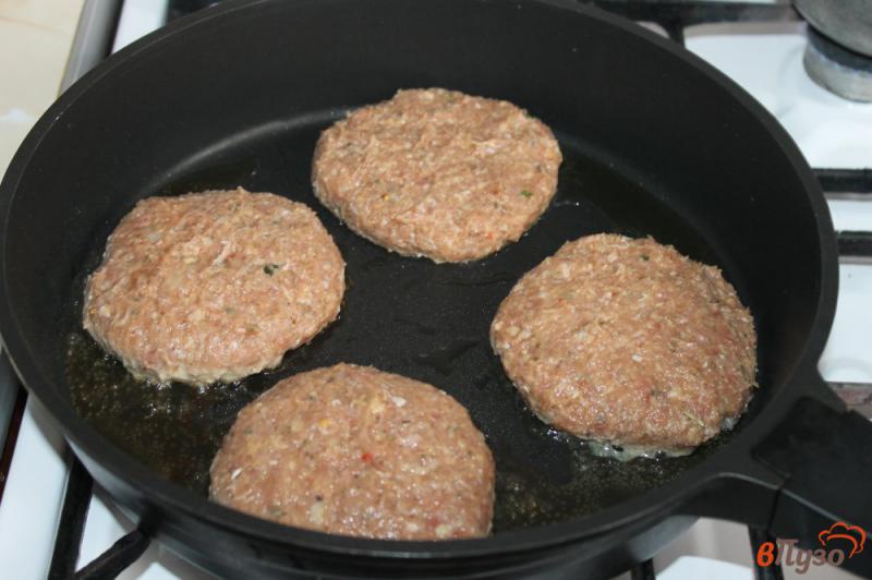Фото приготовление рецепта: Гамбургер с карамелизированным луком шаг №2