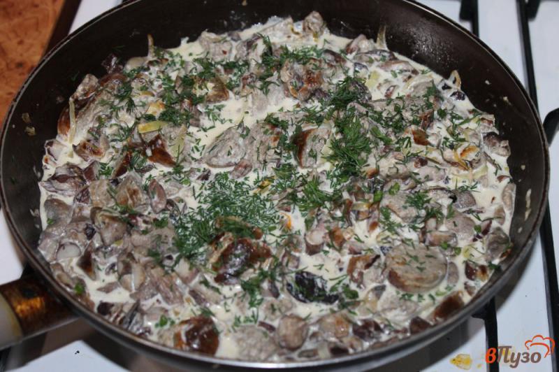 Фото приготовление рецепта: Жареные грибы с домашней колбасой и луком в сметанном соусе шаг №3