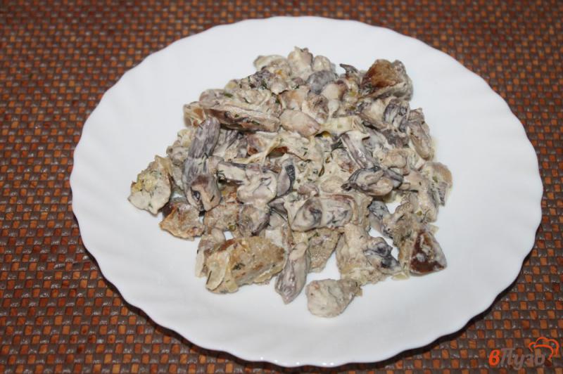 Фото приготовление рецепта: Жареные грибы с домашней колбасой и луком в сметанном соусе шаг №4