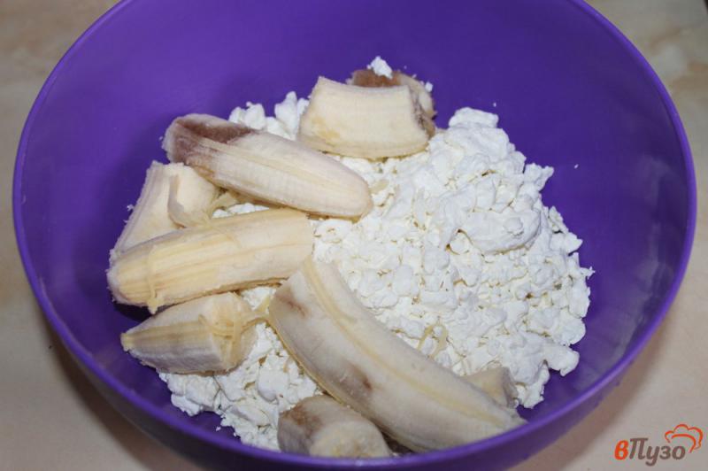 Фото приготовление рецепта: Сырники с семенами чиа и бананом шаг №2