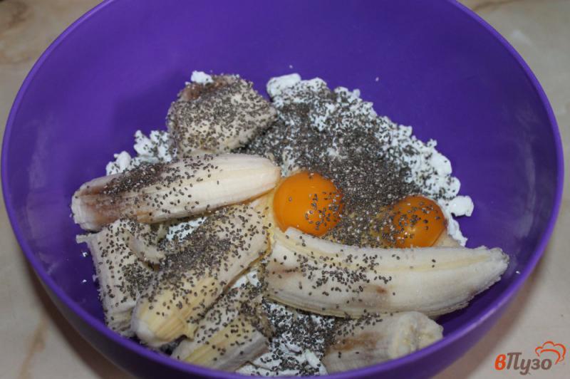Фото приготовление рецепта: Сырники с семенами чиа и бананом шаг №3